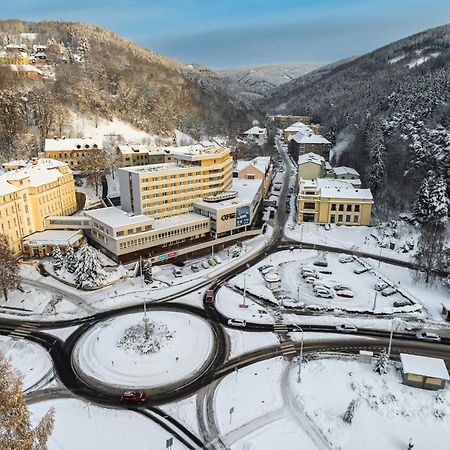 Hotel Luzice Яхимов Екстериор снимка