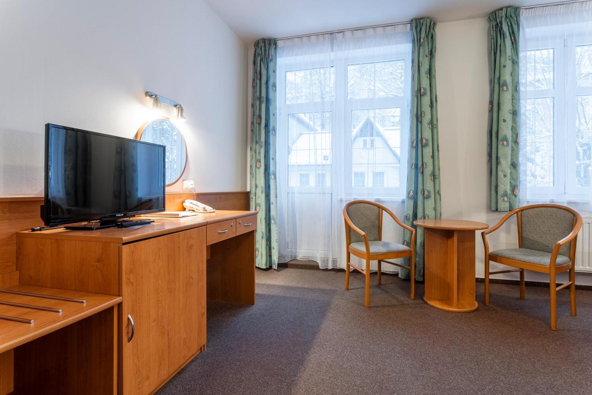 Hotel Luzice Яхимов Екстериор снимка