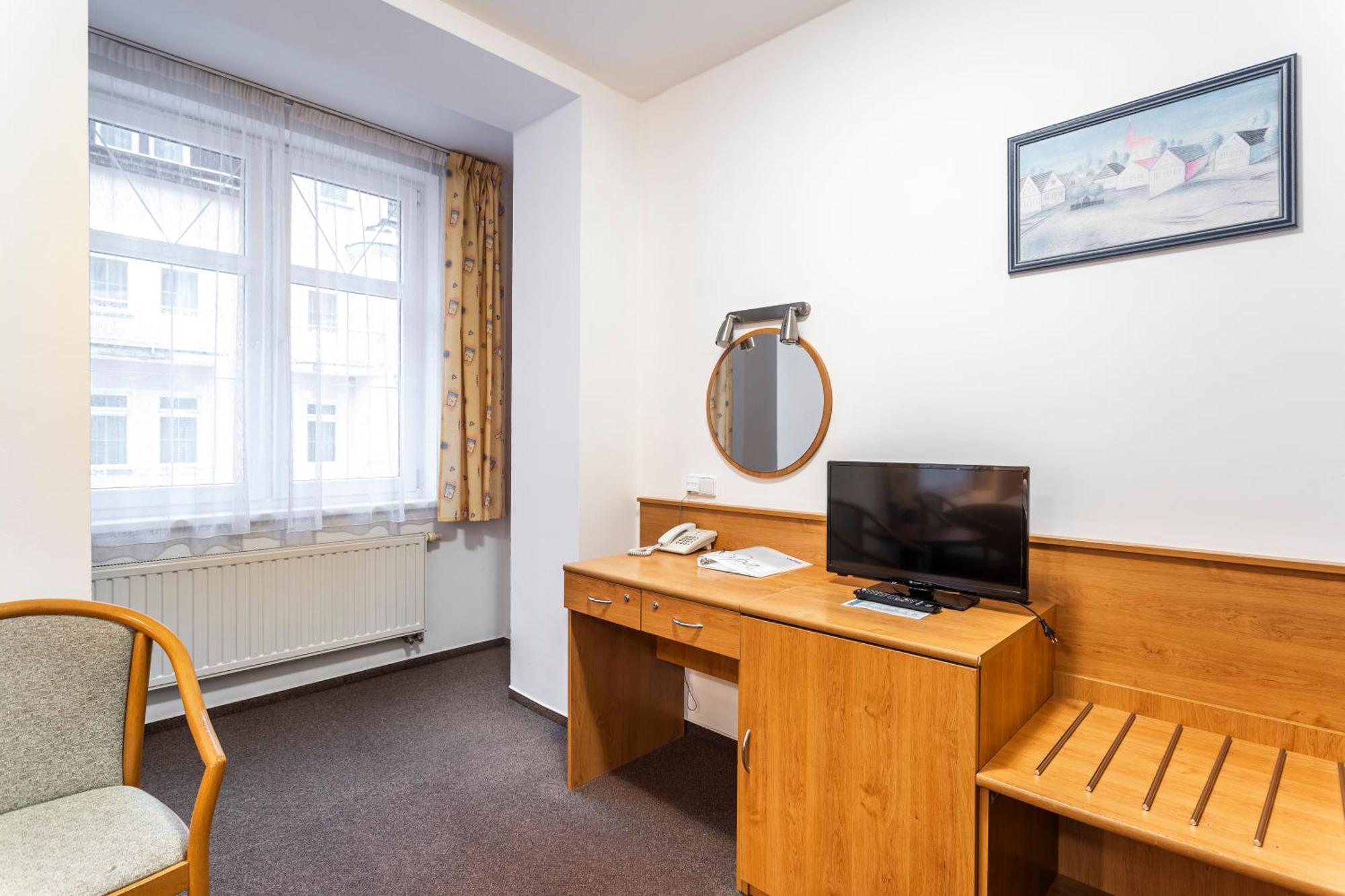 Hotel Luzice Яхимов Екстериор снимка