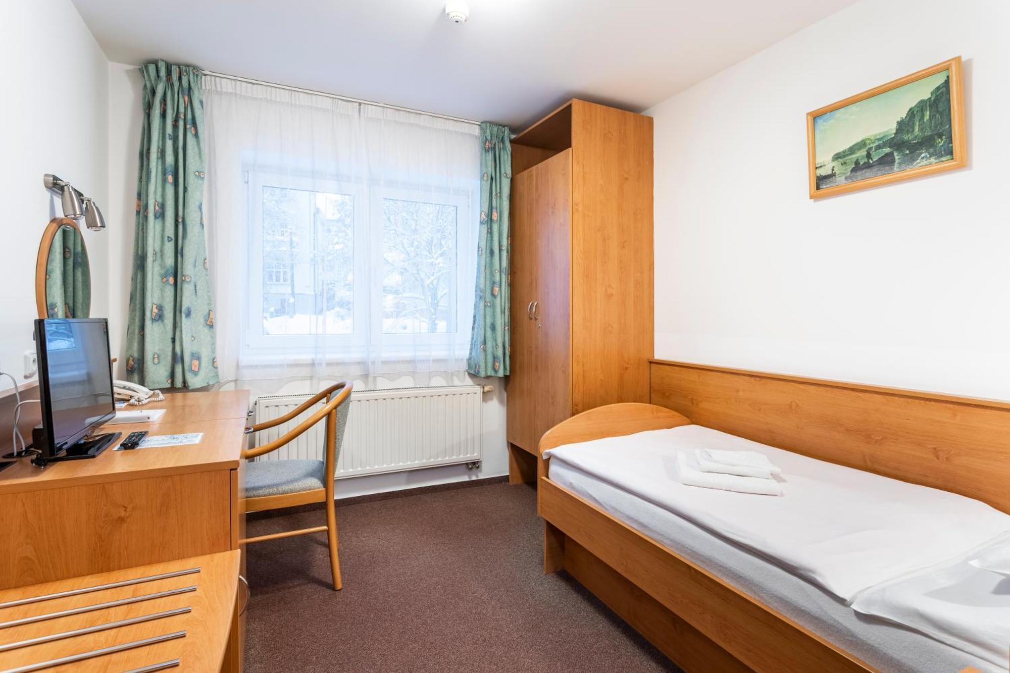 Hotel Luzice Яхимов Екстериор снимка