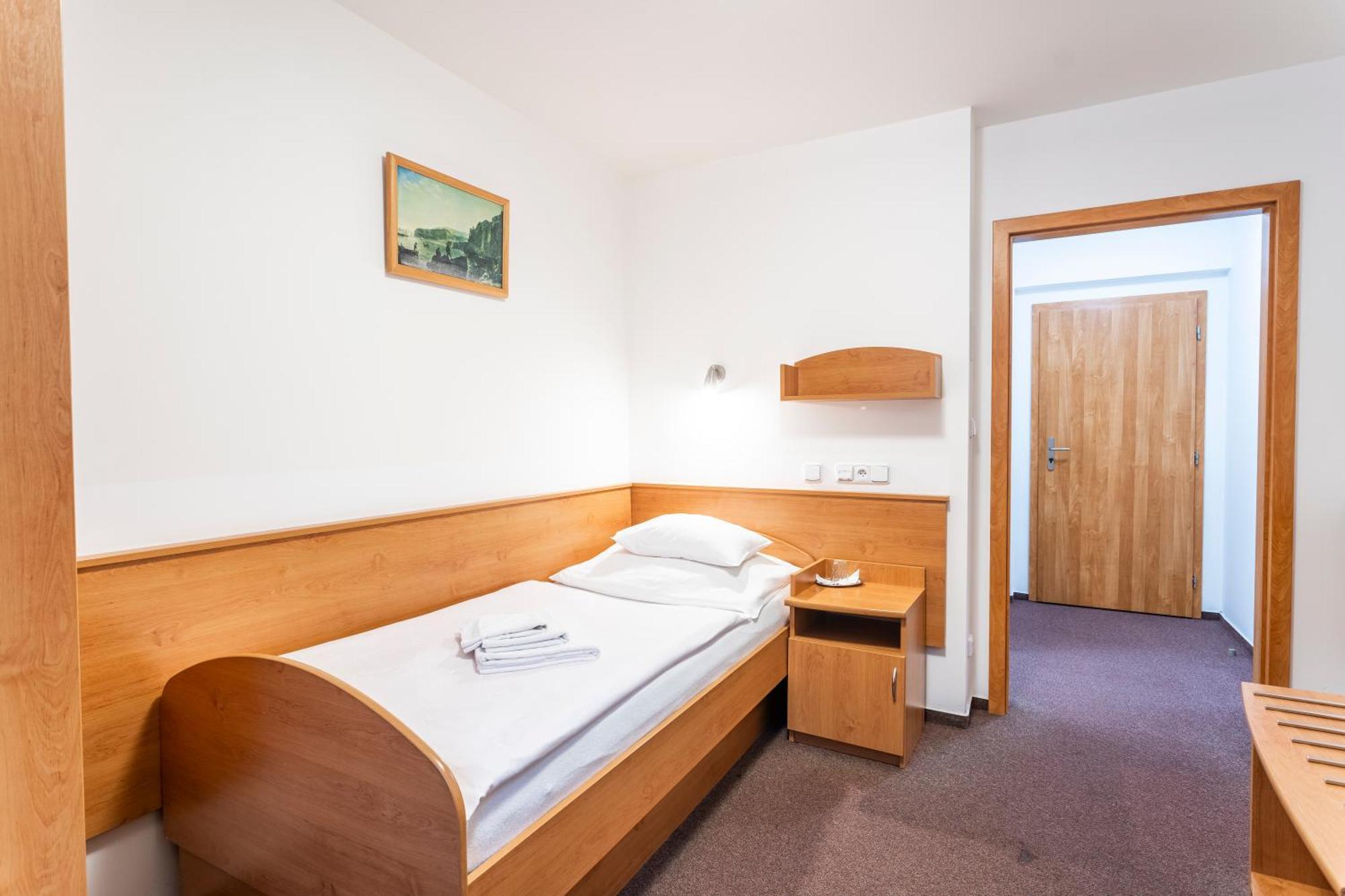 Hotel Luzice Яхимов Екстериор снимка