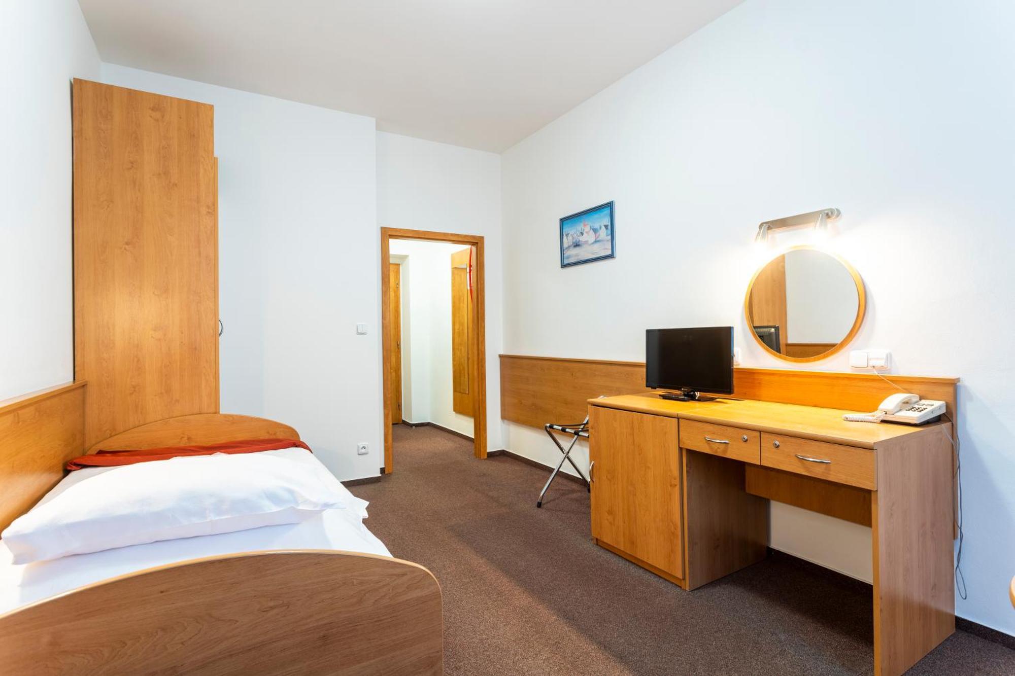 Hotel Luzice Яхимов Екстериор снимка