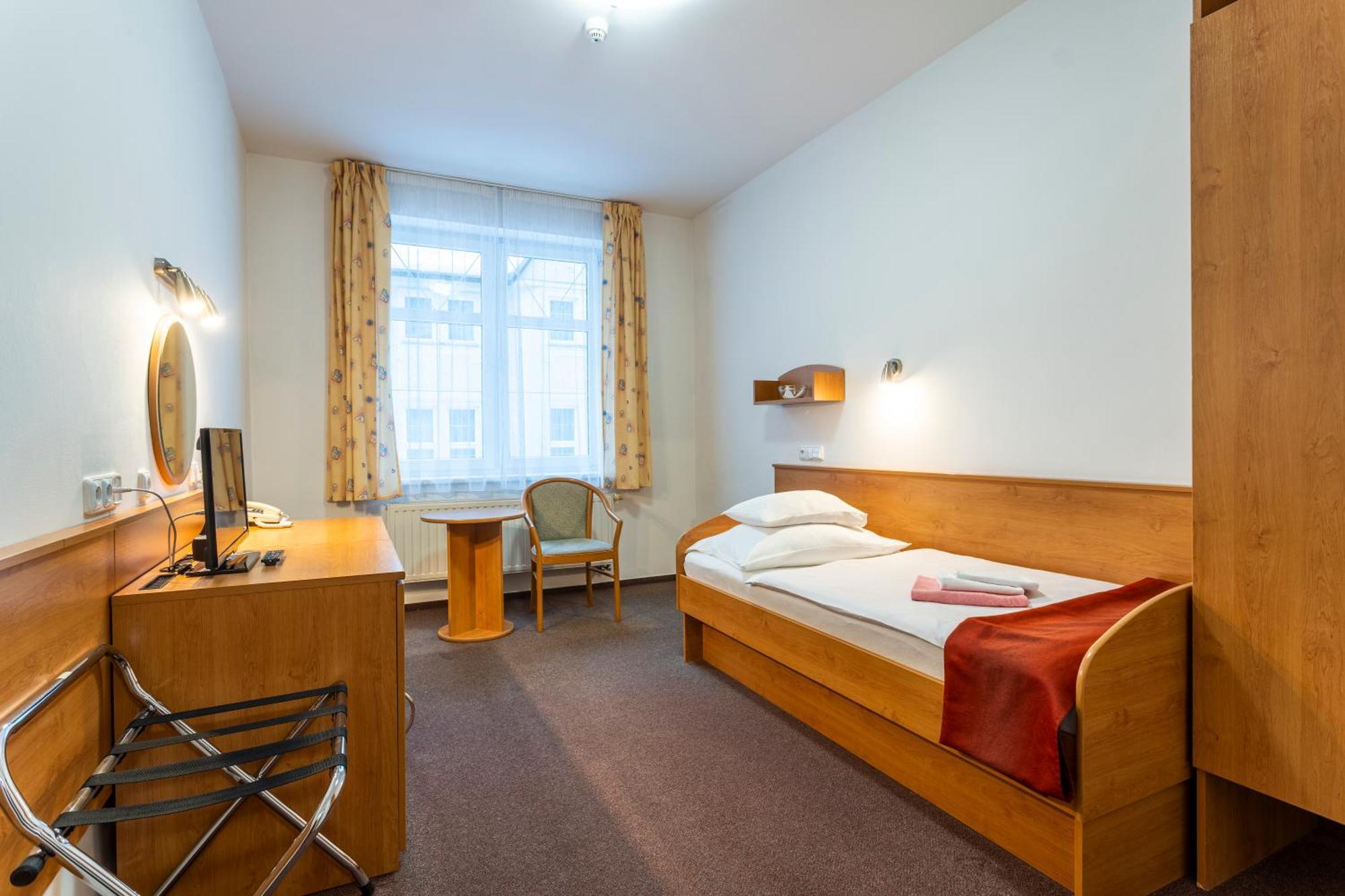Hotel Luzice Яхимов Екстериор снимка