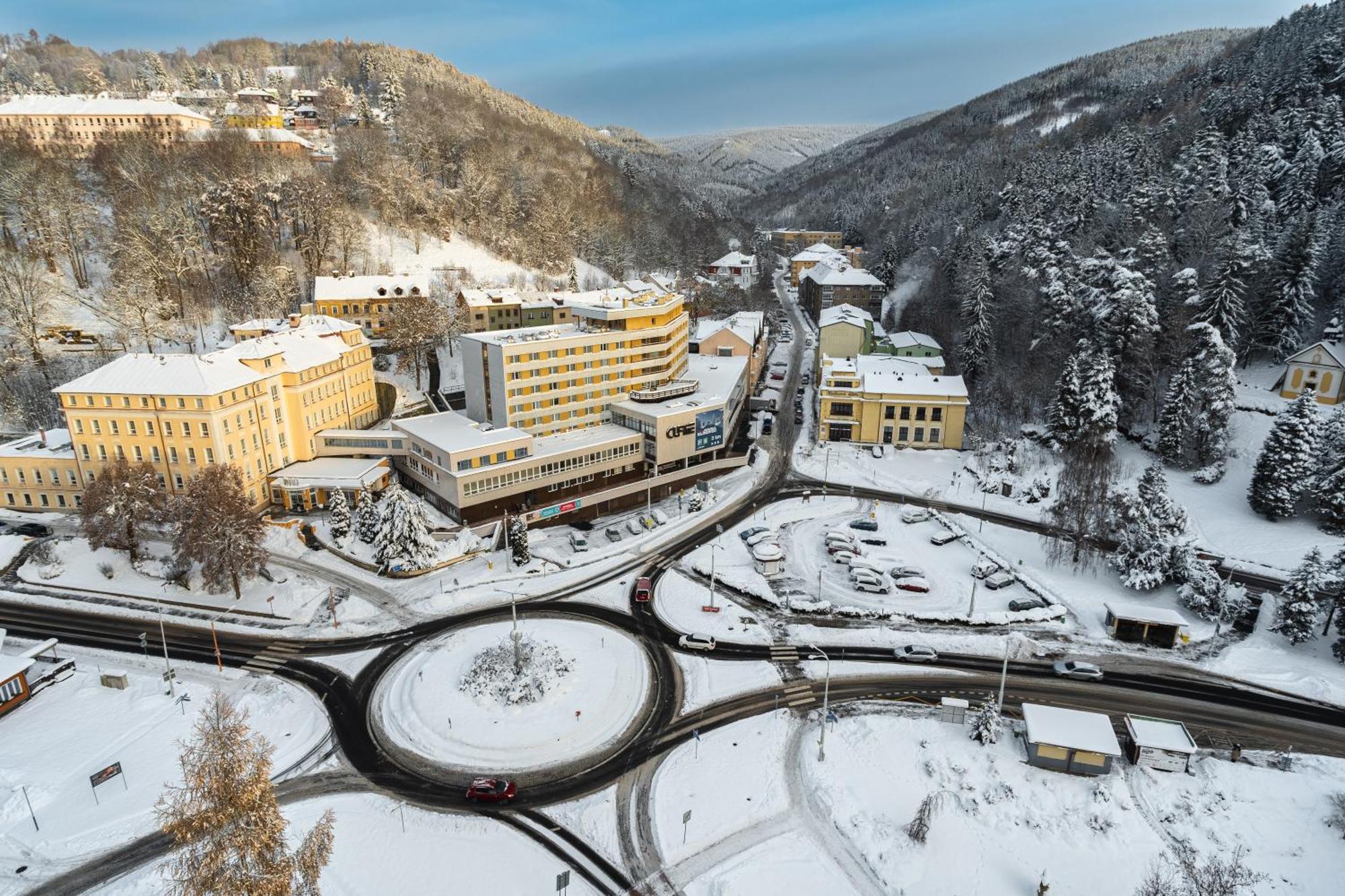 Hotel Luzice Яхимов Екстериор снимка