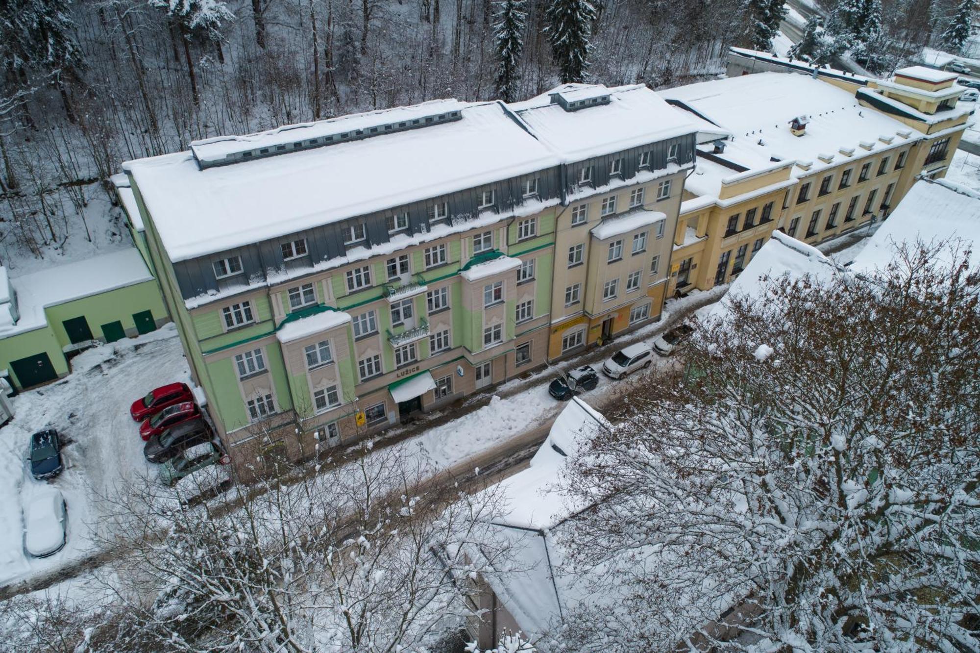 Hotel Luzice Яхимов Екстериор снимка